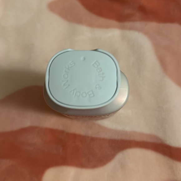 Bath & Body Works Strawberry Snowflakes Body Lotion ❄️🍓 - Picture 6 of 6